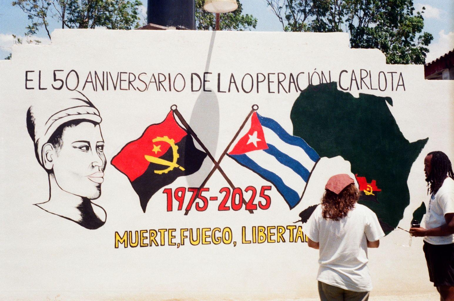 Graffiti "El 50 ANIVERSARIO DE LA OPERACION CARLOTA" on a wall